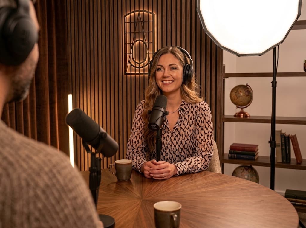 Nahaufnahme Podcast-Mikrofon im Studio